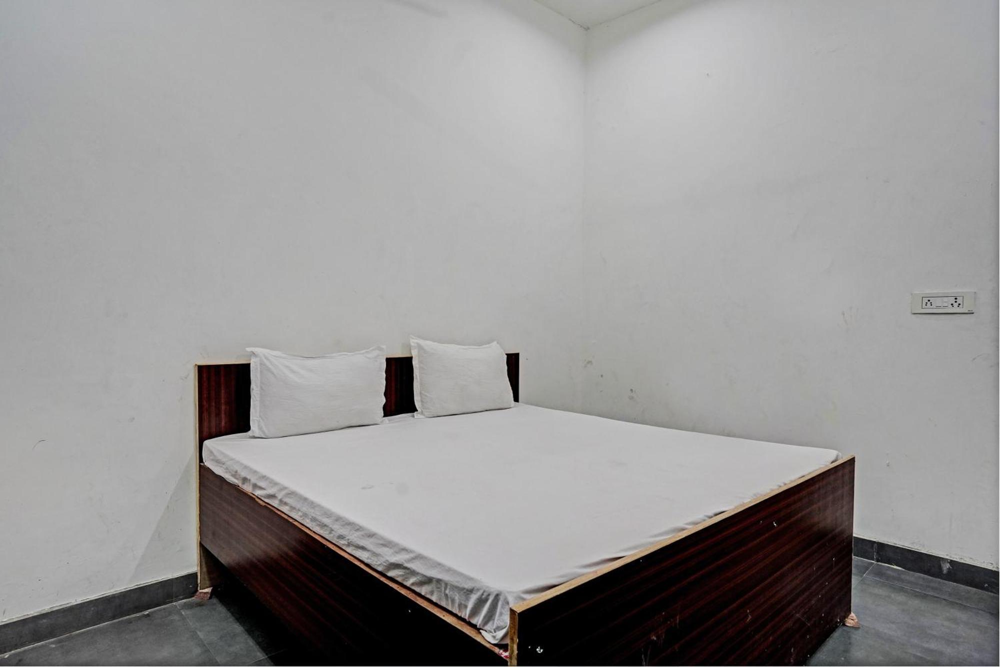 Oyo Double Ss Hotel Hāthras 外观 照片