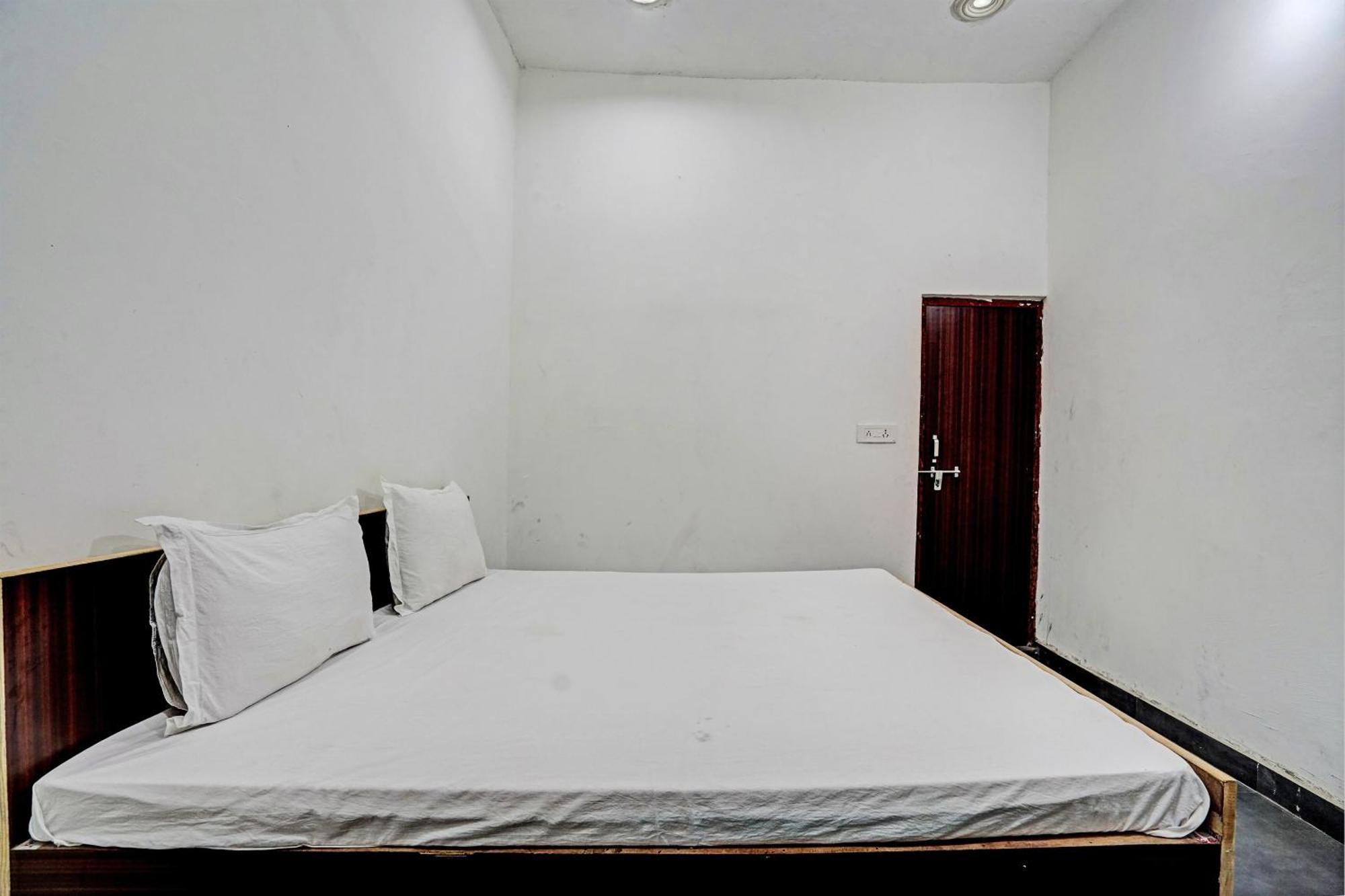 Oyo Double Ss Hotel Hāthras 外观 照片