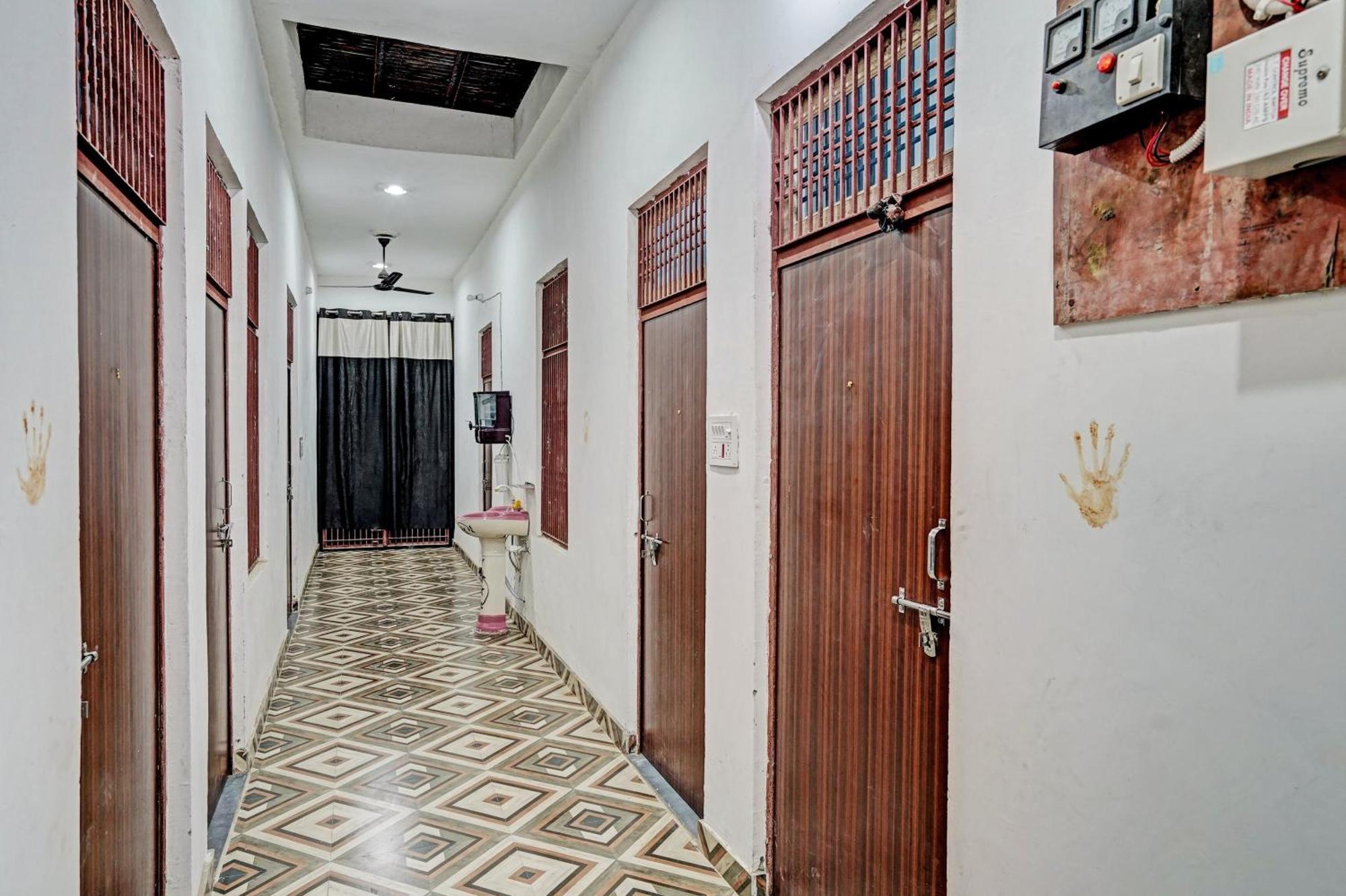 Oyo Double Ss Hotel Hāthras 外观 照片